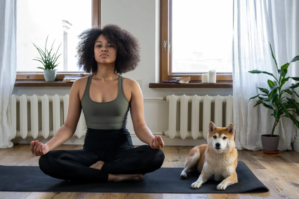 autoaceitação feminina com yoga