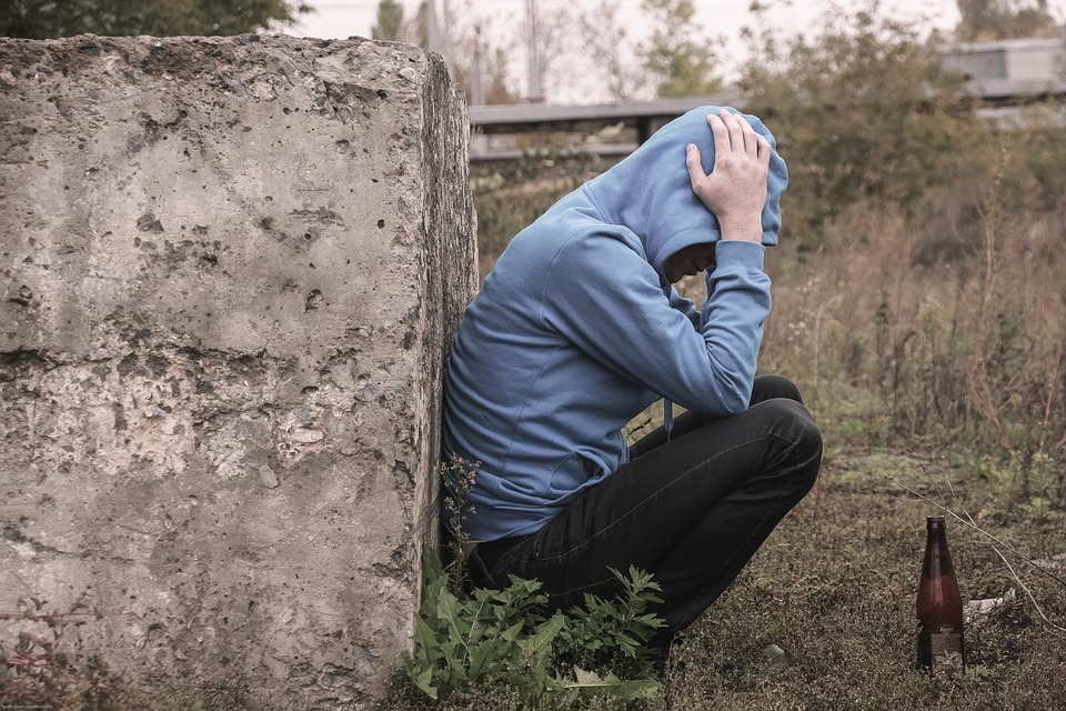 homem triste com problemas com álcool