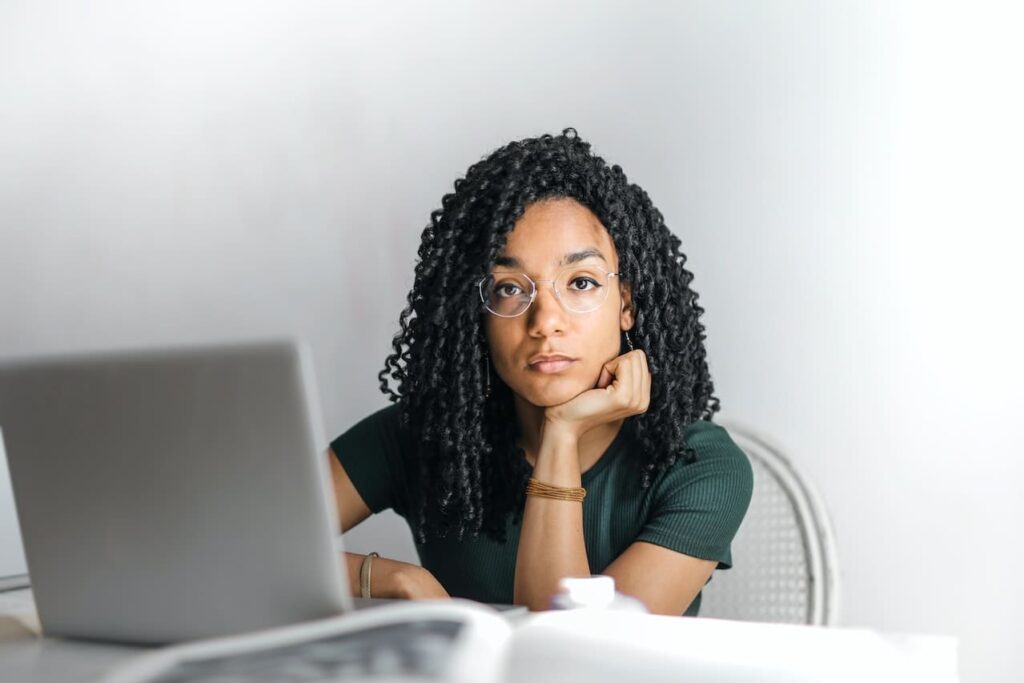 trabalhadora negra em frente ao computador fazendo curso de capacitação