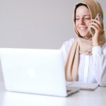 mulher de hijabe fazendo trabalho remoto